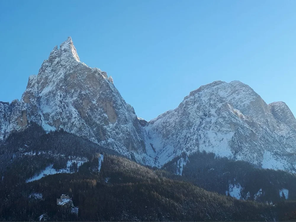 Schneebedeckte Bergspitzen unter klarem blauem Himmel