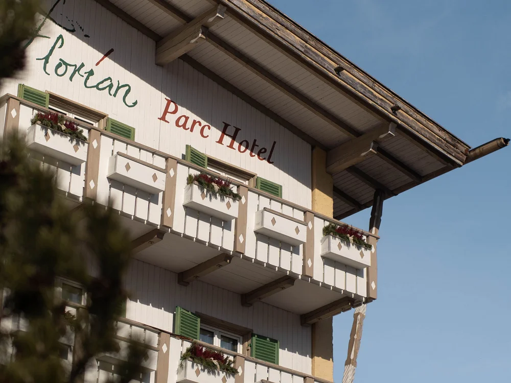 Außenansicht des Florian Parc Hotels mit Balkonen und Berg im Hintergrund