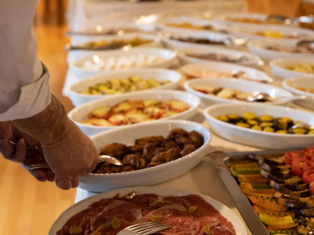 Buffet mit verschiedenen Vorspeisen in weißen Schalen